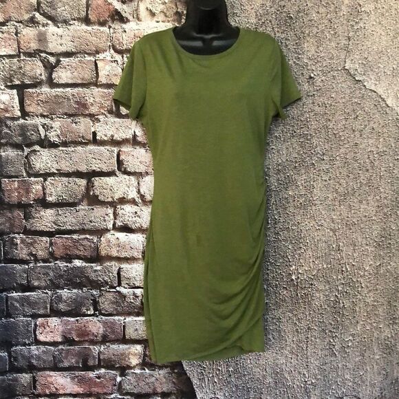 Green Dress Short Sleeve Size medium Ruching on side - Picture 1 of 7